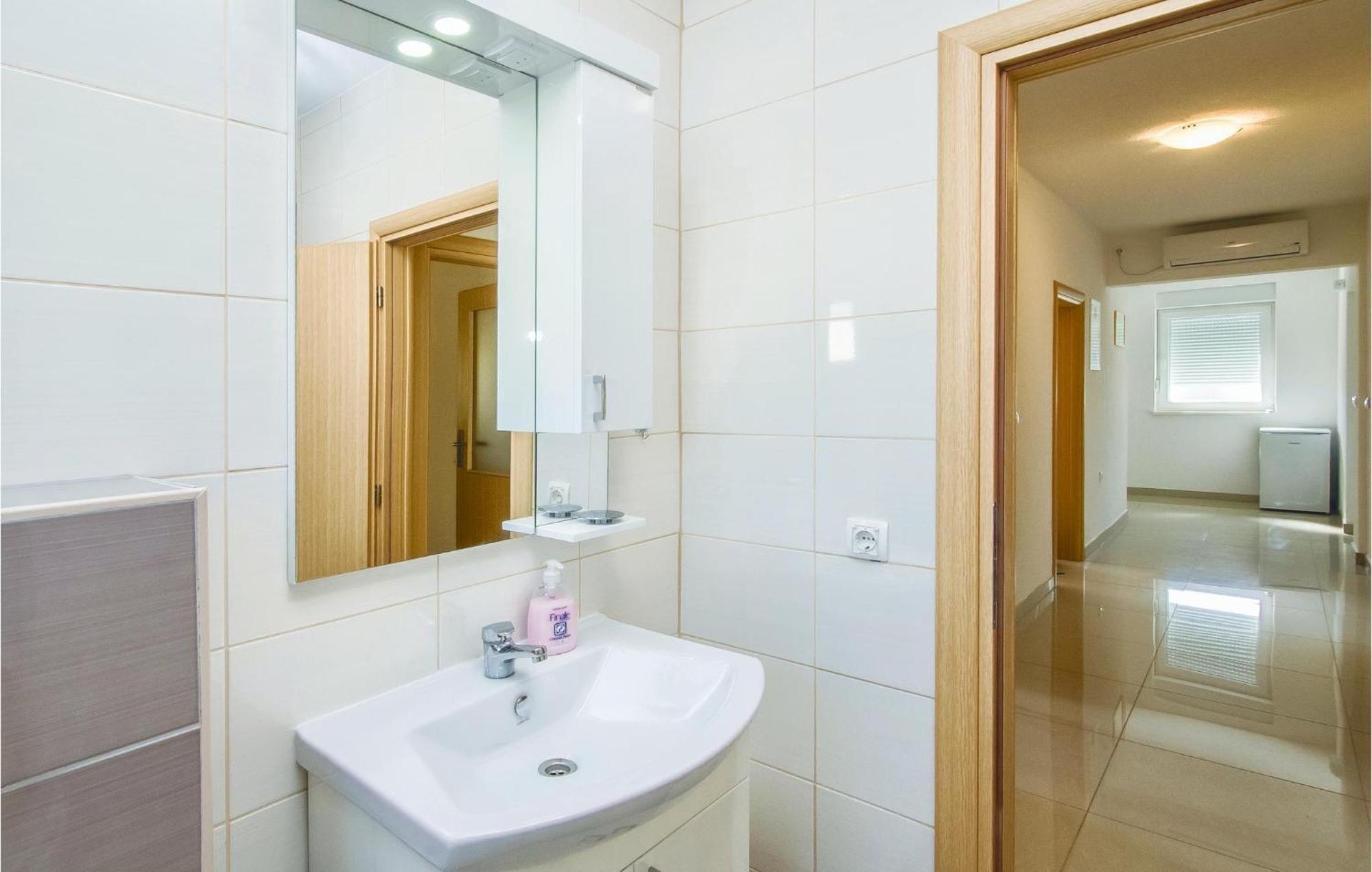 Three-Bedroom Apartment in Mali Rat Sumpetar Buitenkant foto