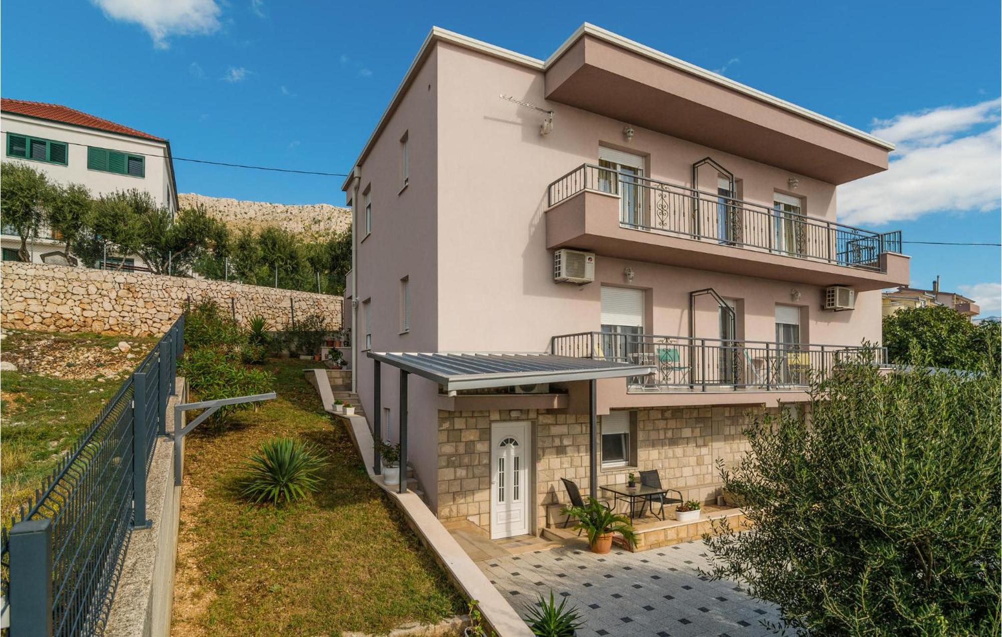 Three-Bedroom Apartment in Mali Rat Sumpetar Buitenkant foto