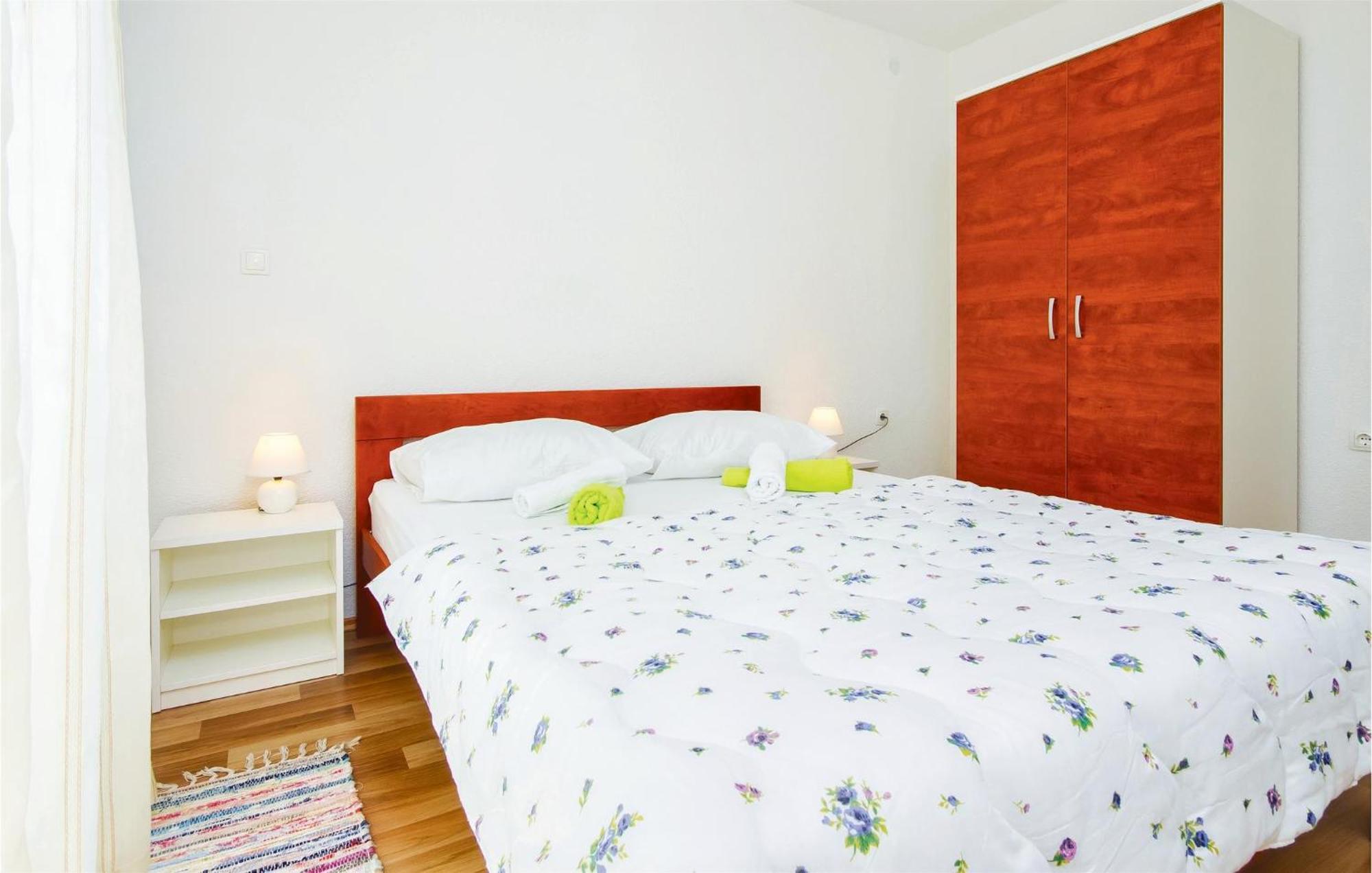 Three-Bedroom Apartment in Mali Rat Sumpetar Buitenkant foto
