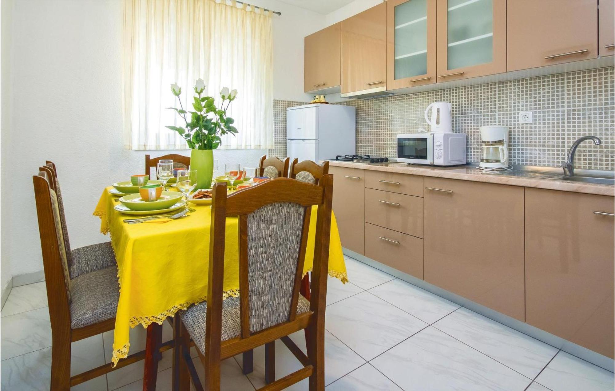 Three-Bedroom Apartment in Mali Rat Sumpetar Buitenkant foto