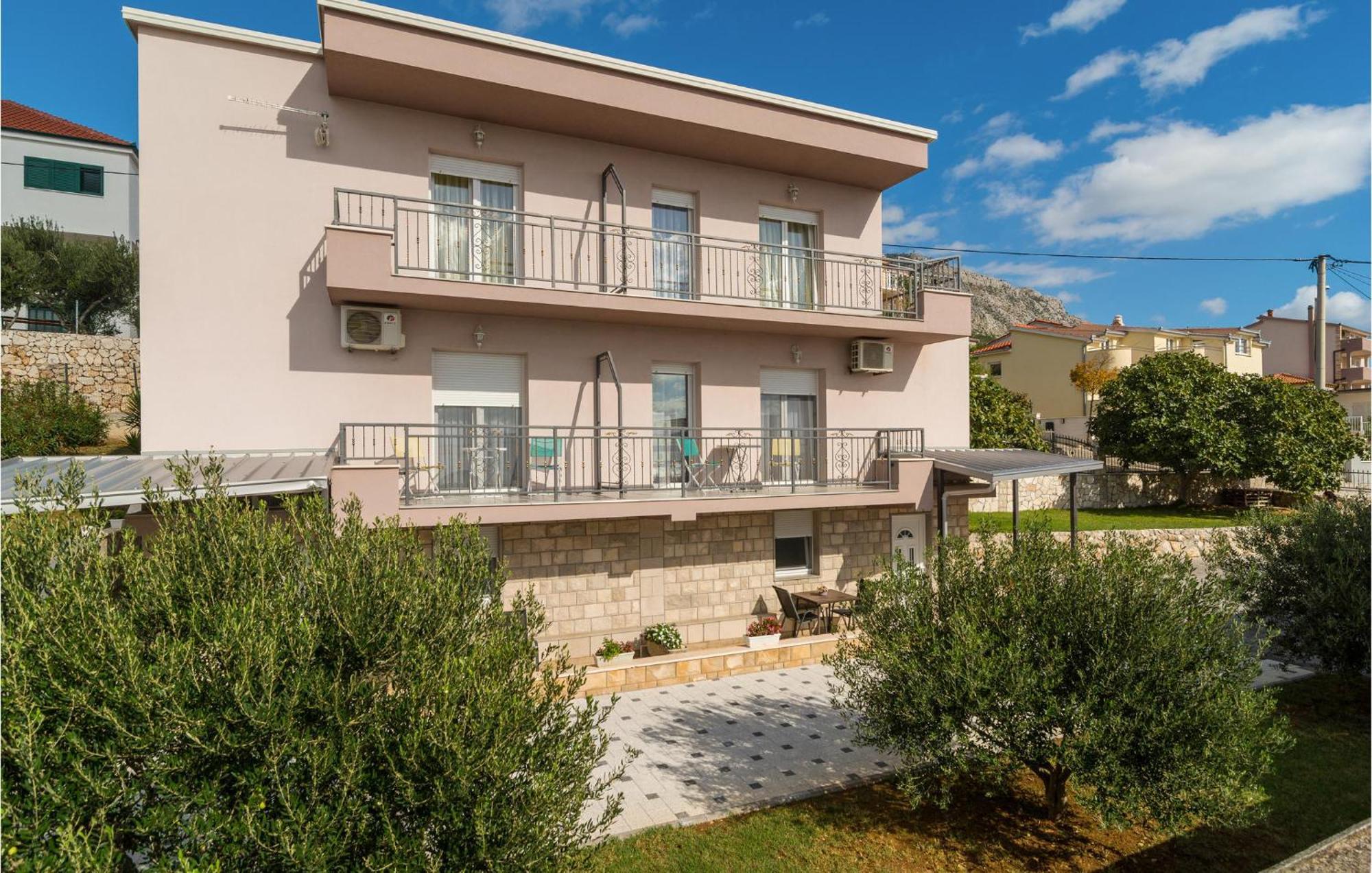 Three-Bedroom Apartment in Mali Rat Sumpetar Buitenkant foto