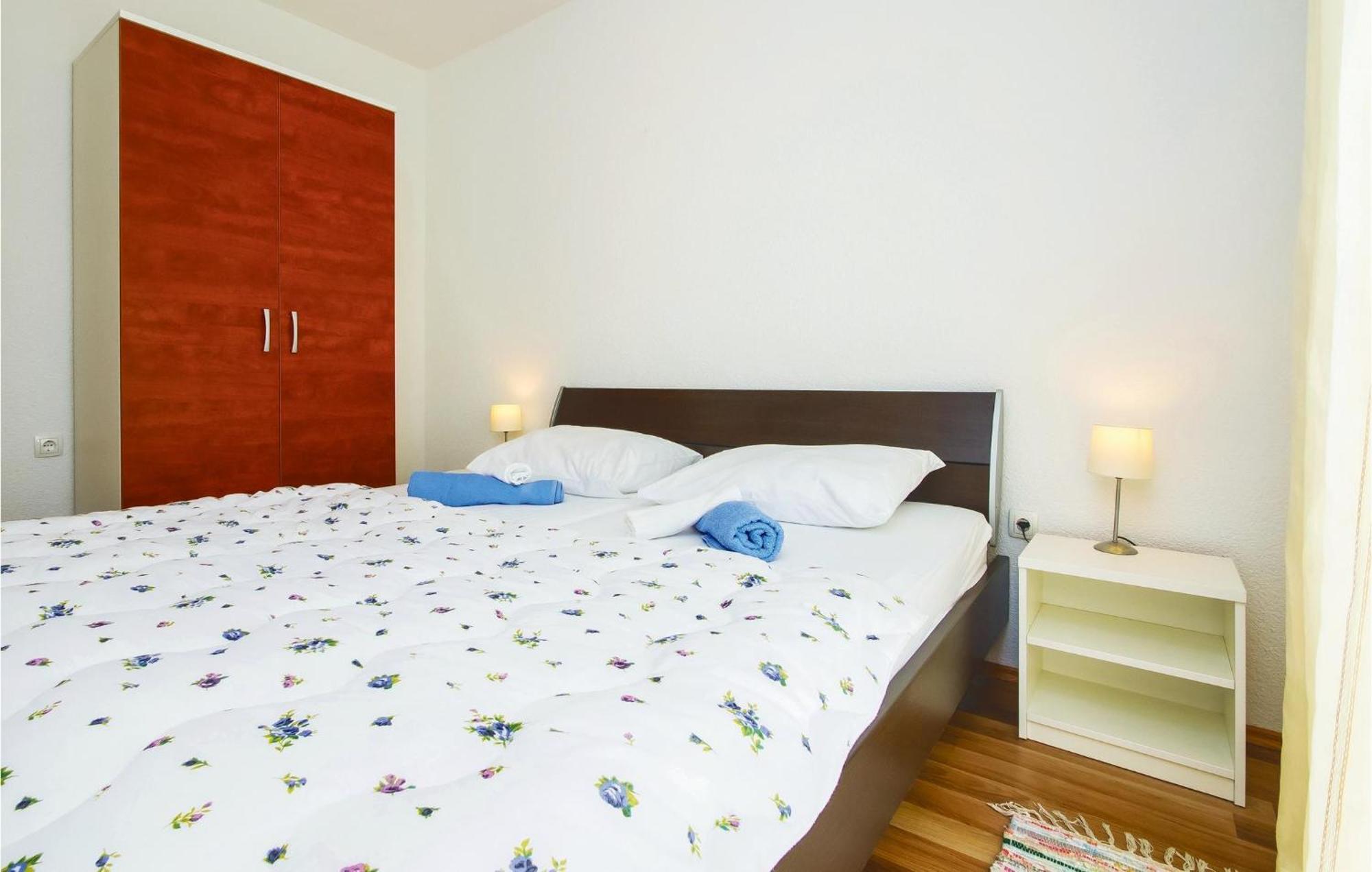 Three-Bedroom Apartment in Mali Rat Sumpetar Buitenkant foto