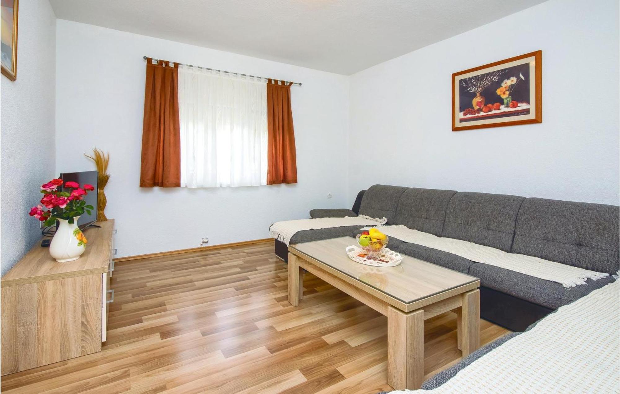 Three-Bedroom Apartment in Mali Rat Sumpetar Buitenkant foto
