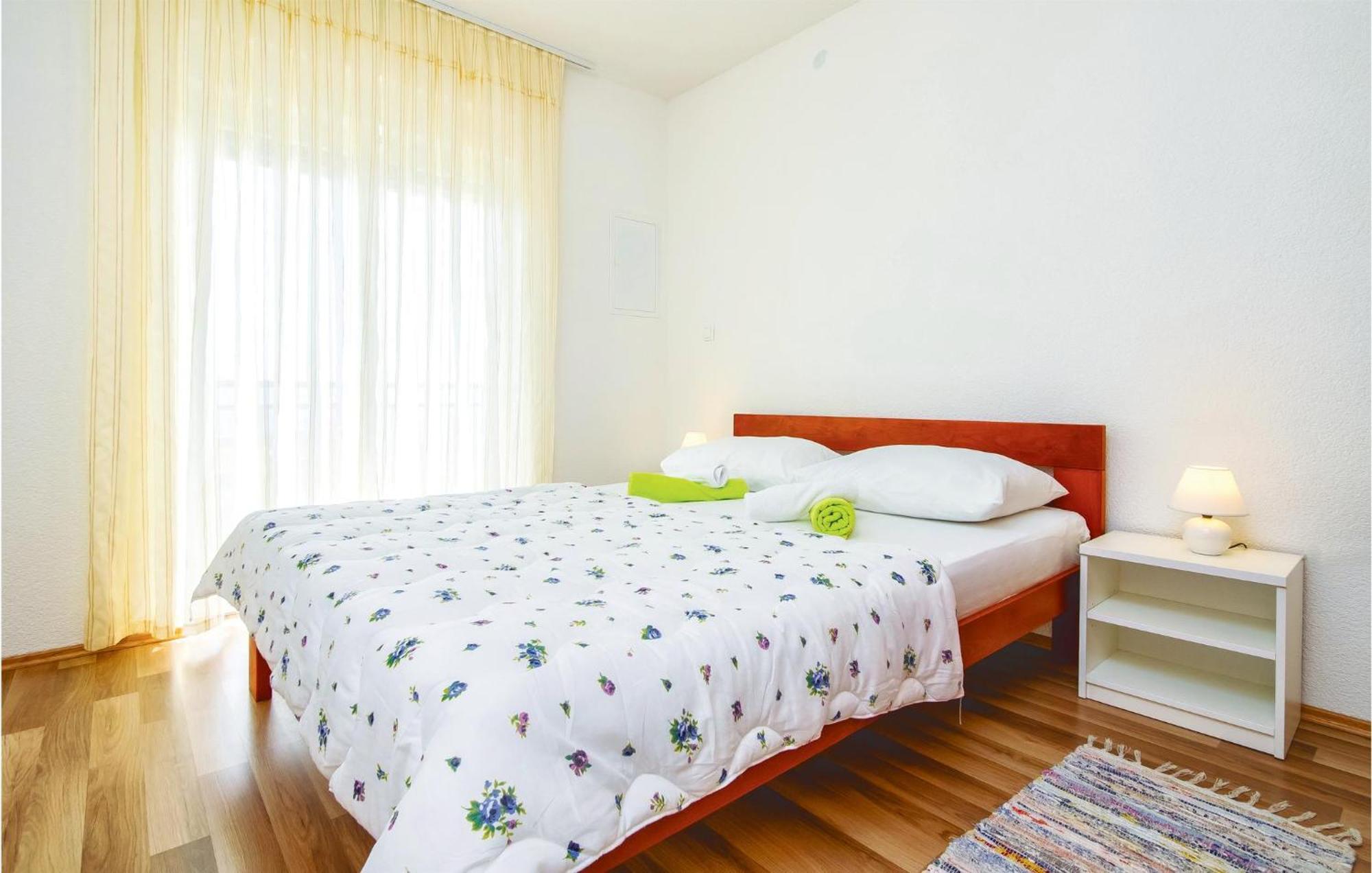 Three-Bedroom Apartment in Mali Rat Sumpetar Buitenkant foto