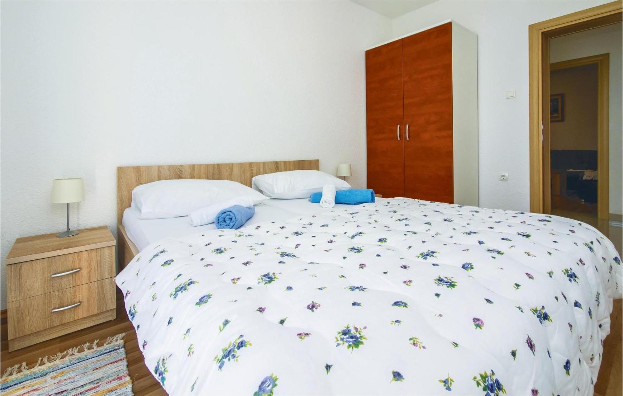 Three-Bedroom Apartment in Mali Rat Sumpetar Buitenkant foto