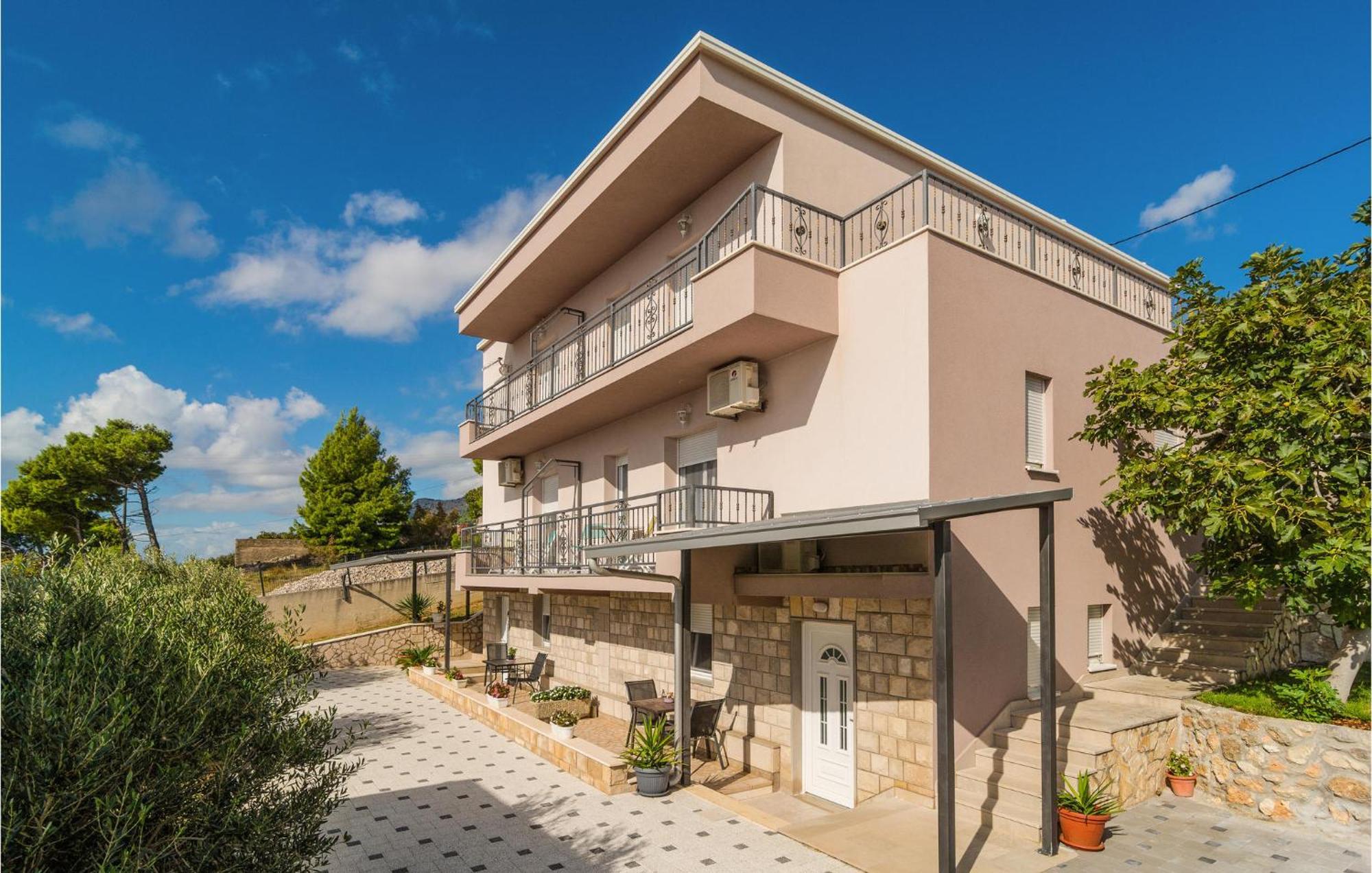 Three-Bedroom Apartment in Mali Rat Sumpetar Buitenkant foto