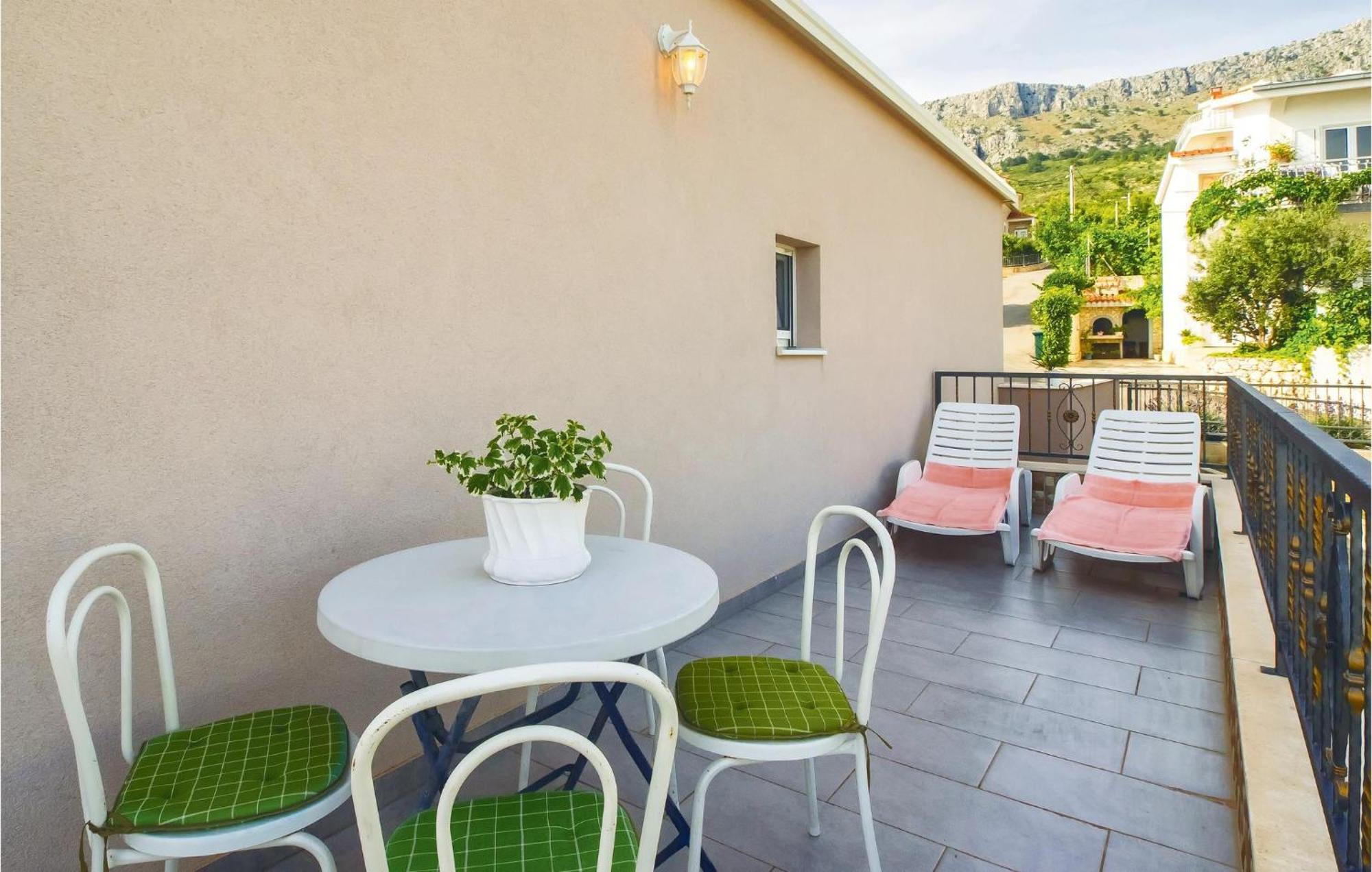 Three-Bedroom Apartment in Mali Rat Sumpetar Buitenkant foto